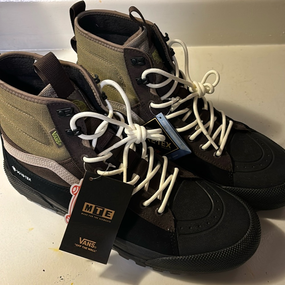 Gore-Tex Vans Off The Wall shoes size 12
